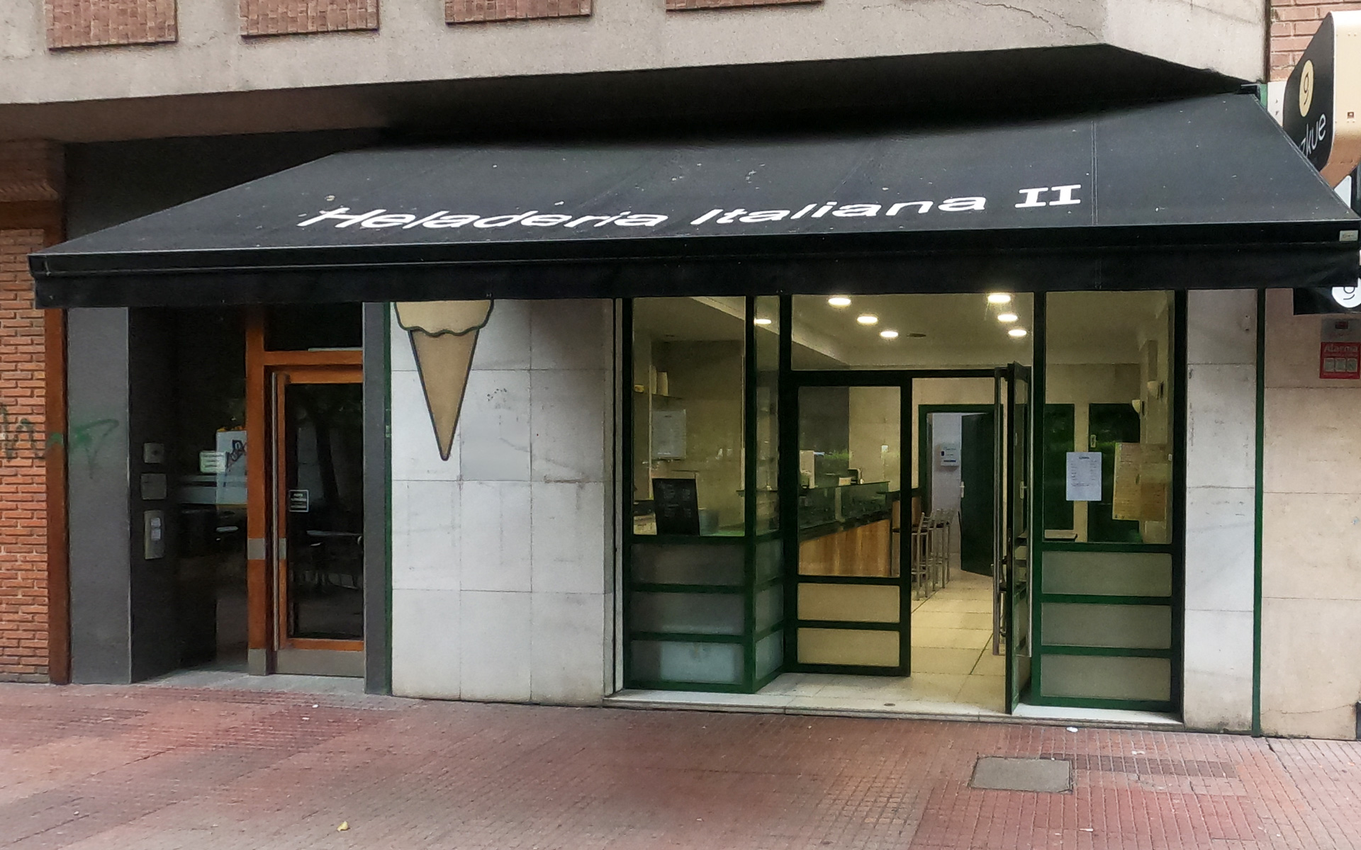 Fachada de la Heladería Italiana en la plaza Gerardo Armesto