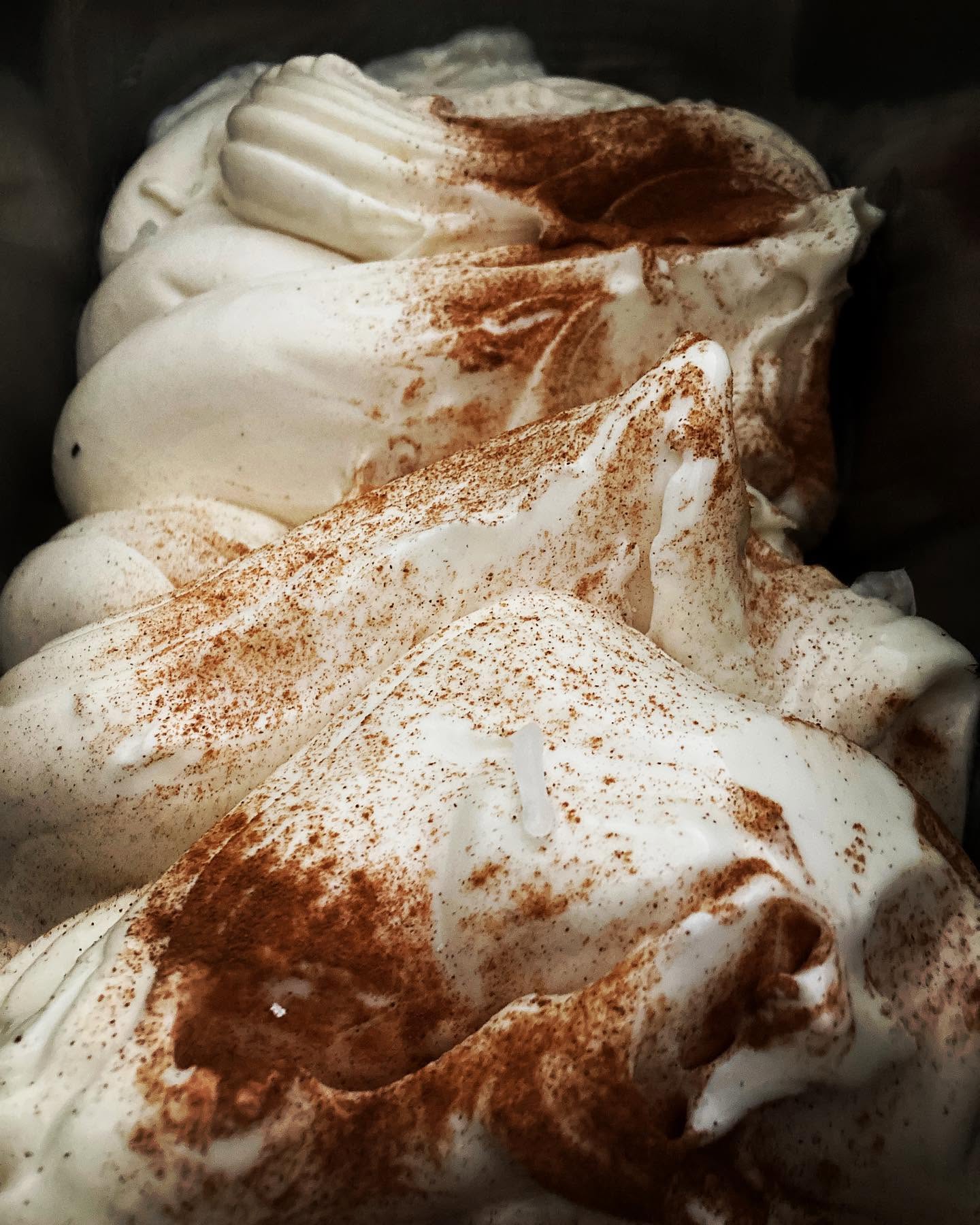 Helado artesanal de leche merengada con canela