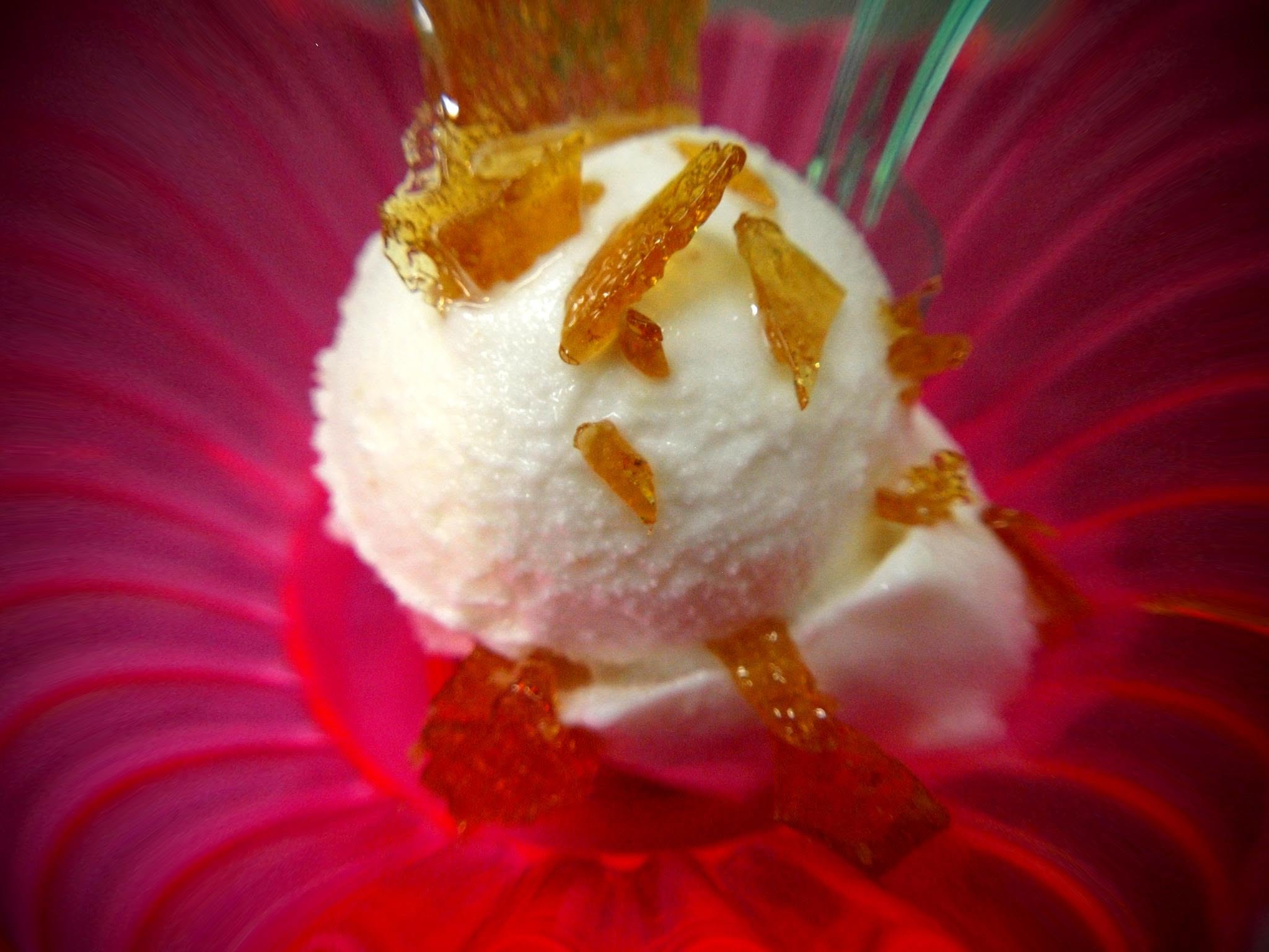 Bola de helado artesanal con virutas de caramelo