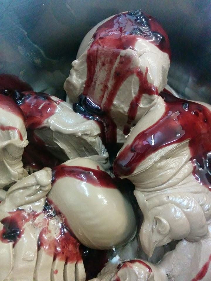 Tarrina de helado artesanal con sirope de frutos rojos